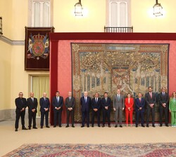 Su Majestad el Rey junto a los miembros del Comité de Honor y principales responsables de la Federación Española de Baloncesto